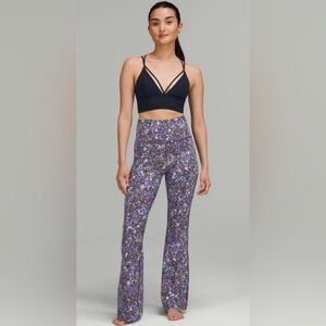 Lululemon Groove Super-High-Rise Flared Pant *Nulu
Flower Burst Multi size 12